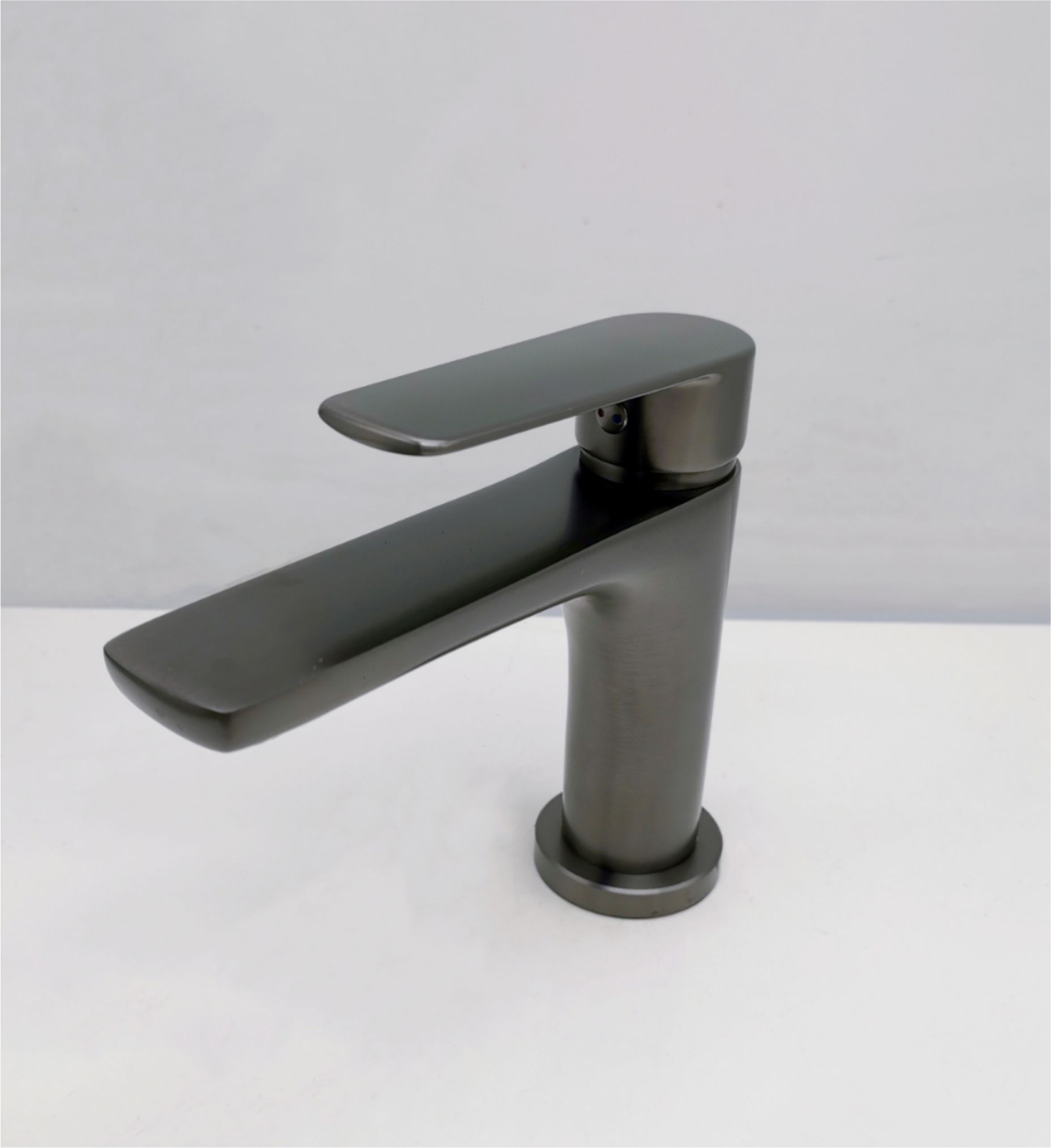 59精铜主体 水镀拉丝枪灰 面盆龙头5075q